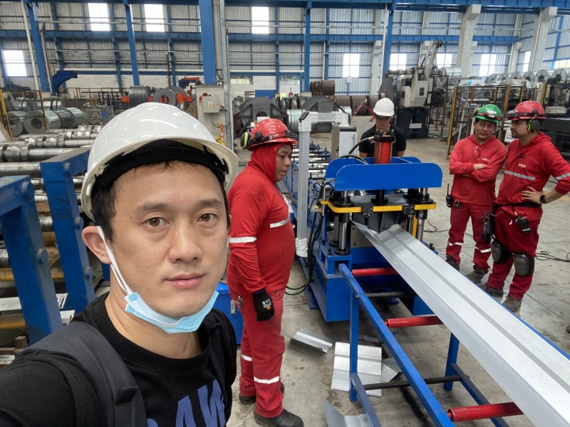 沧州公海555000冷弯成型设备彩钢脊瓦机顺利抵达厄瓜多尔推动当地产业革新