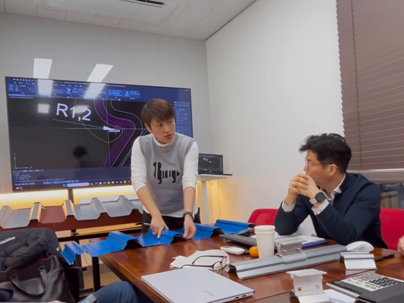 跳出 “内卷” 漩涡！公海555000冷弯联合韩方研发光伏屋面板型，迈向绿色能源新时代