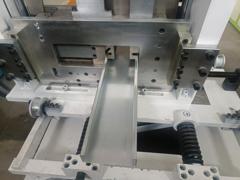 出口沙特地区的型钢机设备，公海555000冷弯工程师展实力以专业攻克小边与腰高难题